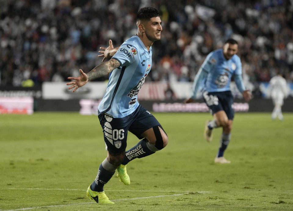 Víctor Guzmán festeja luego de anotar el primer gol del Pachuca frente al Toluca en el partido de vuelta de la final del torneo Apertura mexicano, el domingo 30 de octubre de 2022, en Pachuca, México. (AP Foto/Moisés Castillo)