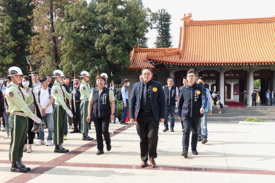 《圖說》副市長鄭照新擔任主祭官，帶領各界與會代表、烈士遺族家屬祭祀追思。