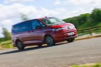 <p>Euro NCAP a testé la variante plug-in eHybrid du Multivan et lui a attribué l'une des notes cinq étoiles les plus impressionnantes jamais obtenues par un monospace. Les technologies de sécurité embarquées comprennent le freinage d'urgence automatique, qui intervient si le conducteur met trop de temps à freiner en cas d'obstacle, la reconnaissance de la vitesse et des panneaux de signalisation et l'assistance au maintien de la trajectoire.</p><p>Les acheteurs qui optent pour l'option "Style" reçoivent des indicateurs d'angle mort et des alertes de trafic transversal arrière qui vous avertissent si une voiture croise votre chemin lorsque vous sortez d'une place de parking en marche arrière. Le Multivan a obtenu une note de 90 % pour la protection des adultes et de <strong>89 % pour la </strong>protection des enfants. </p>