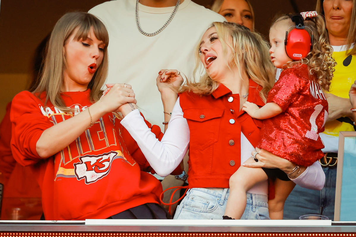 Taylor Swift's Reaction to Brittany Mahomes Bashing Her in Old Resurfaced  Tweets