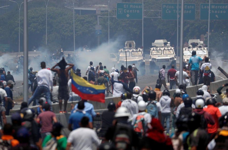 FOTOS | Enfrentamientos en Venezuela tras llamado de Guaidó a la rebelión militar