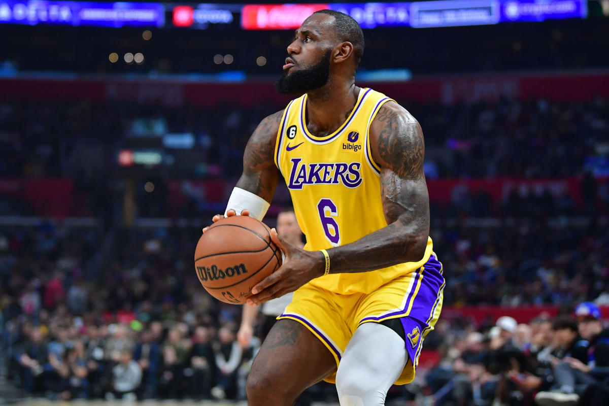 LeBron James Appears to Reveal New Lakers Jersey Number on Twitter