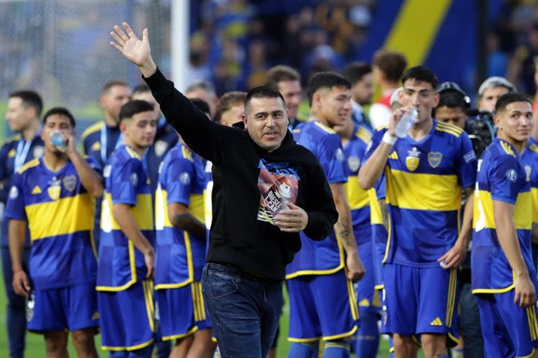 Riquelme saluda en la Bombonera durante la premiación por la consagración del Sub 20