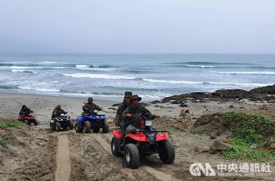 軍方24日持續動員兵力在海岸線搜尋。（中央社）