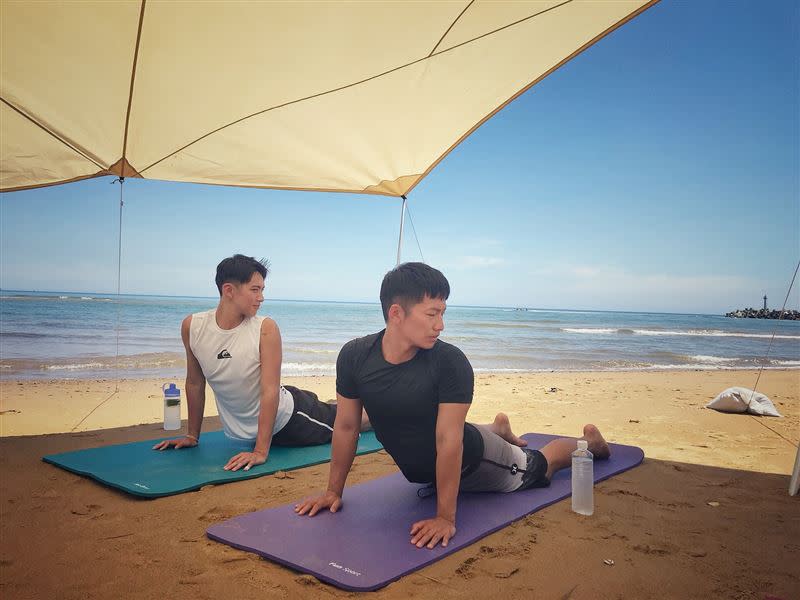 柯震東與蔡昌憲一起在沙灘上做瑜伽。（圖／禾豐九路提供）