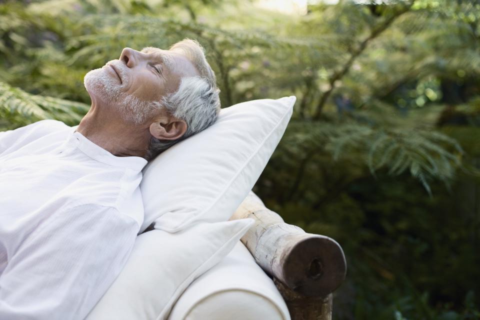 Tomar una siesta no es perjudicial, pero lo que hay que observar es que muchas personas lo hacen porque duermen mal durante la noche, y eso sí afecta la salud. (Getty Creative)