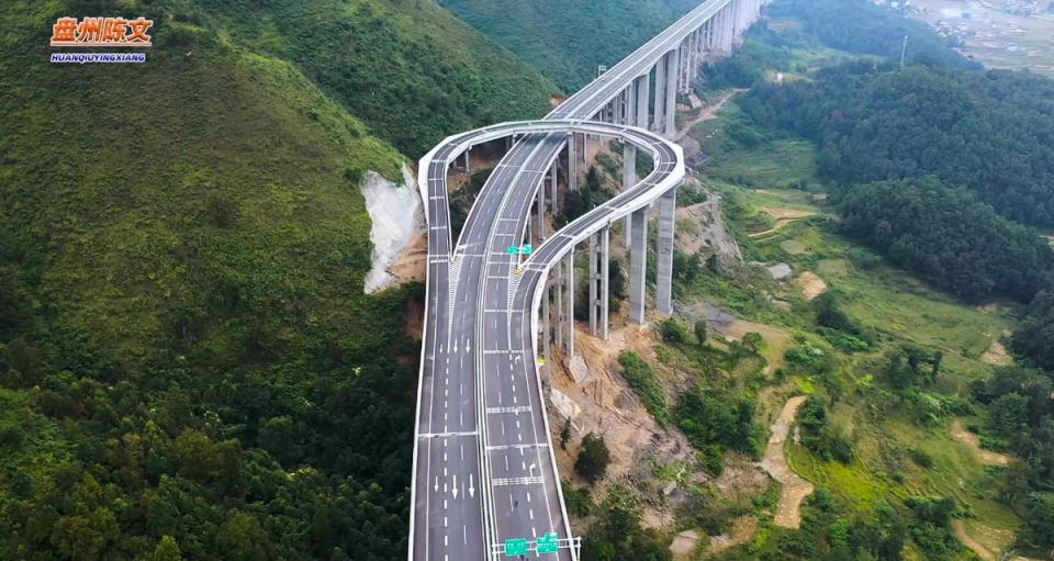 圖／中國貴州某一段高速公路，採用特殊的「U字型迴轉道」設計，能幫駕駛省下許多調頭的時間。（Aerial China影片截圖）