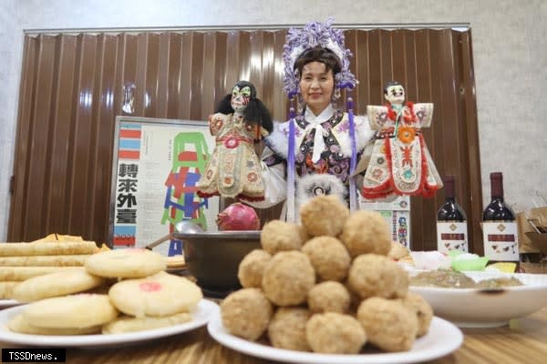 黃瑞珠鎮長推薦國慶假期來溪湖看大戲、吃美食、搭小火車，走訪小鎮風情。（記者方一成攝）