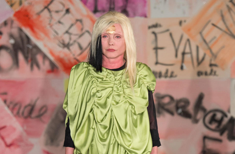 Das limettengrüne, geraffte Kleid betonte Debbie Harrys jugendliche Look. (Bild: REX)