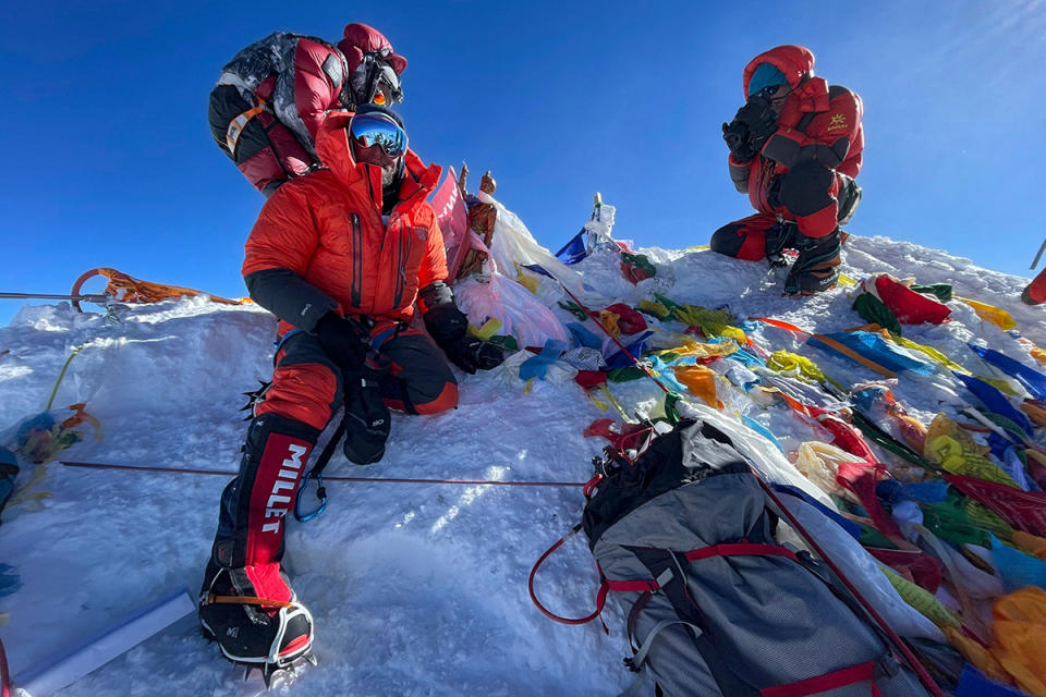 <span class="article__caption">Everest summit, May 31, 2021. Climbers using supplemental oxygen die at a rate of about 2% while over 50% of climbers who do not use oxygen perish on the mountain.</span> (: LAKPA SHERPA/AFP via Getty Images)