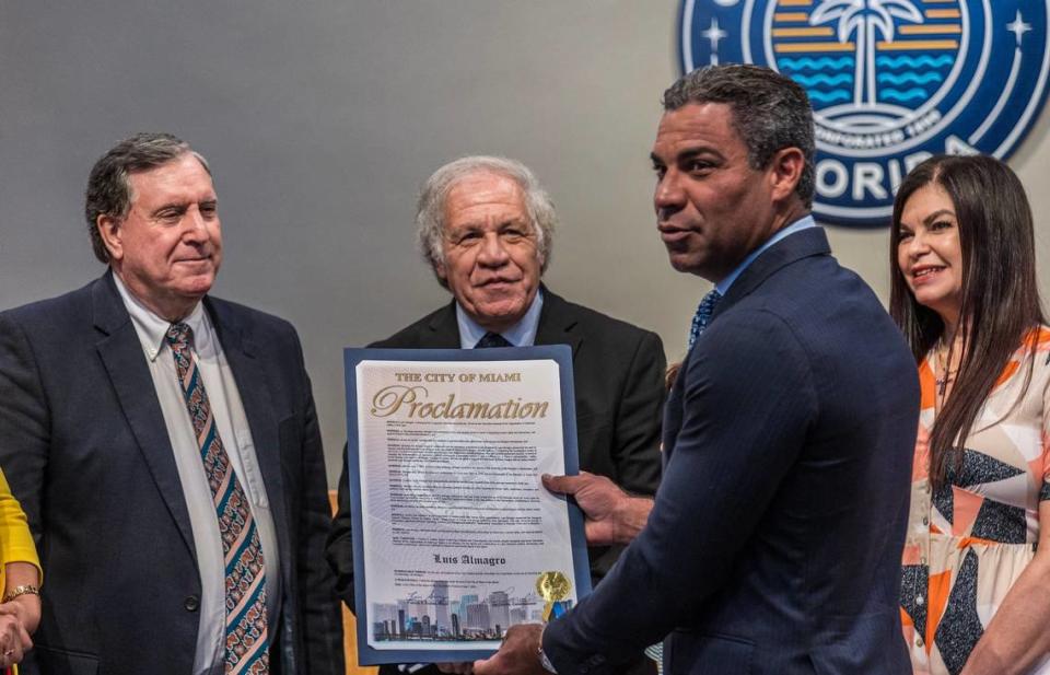 El secretario general de la OEA, Luis Amagro, recibió las llaves de la Ciudad de Miami y una proclama, por su apoyo al pueblo venezolano, entregadas por el alcalde de Miami, Francis Suárez, y el comisionado Joe Carollo, el jueves 08 de agosto de 2024.