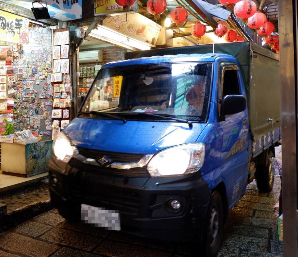 藍色的車色一直是台灣貨車的大宗色。（示意圖／達志影像）