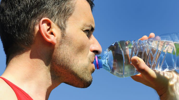 En destinos exóticos se aconseja tomar agua embotellada. (Foto: Getty)