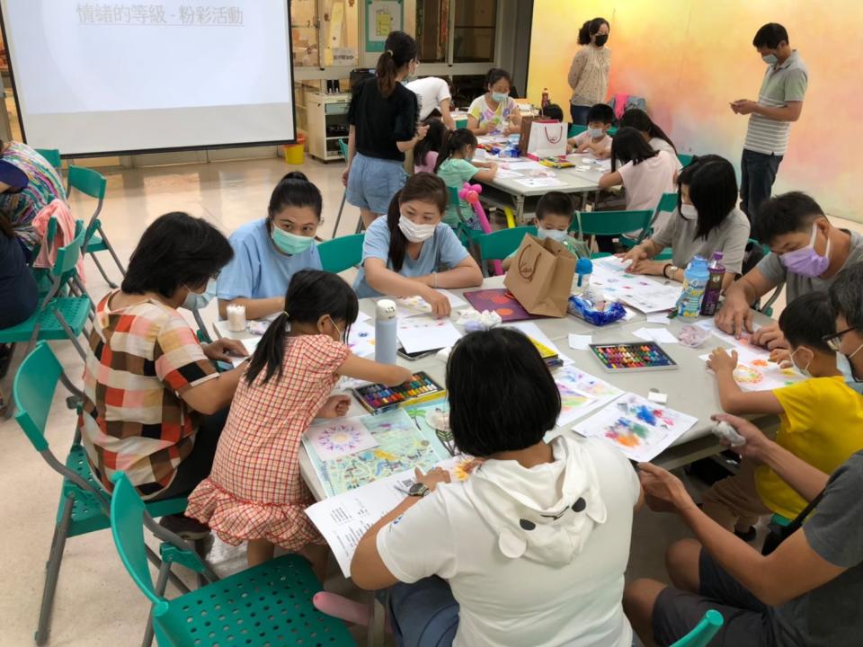 雲林縣家庭教育中心串聯社區、深入村(里)鄰家庭教育系列活動-親子共同創作「和諧粉彩」活動。
