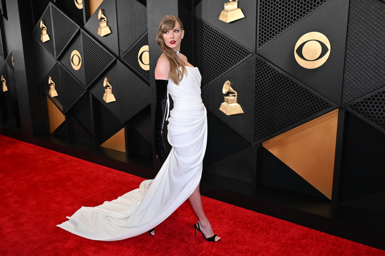 Taylor Swift en la alfombra roja de los Grammy 2024 (Photo by Robyn BECK / AFP) (Photo by ROBYN BECK/AFP via Getty Images)
