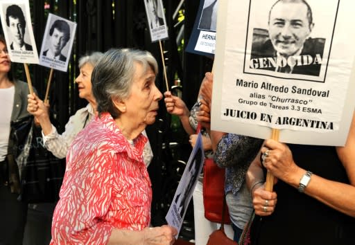 Beatriz Cantarini de Abriata, cuyo hijo desapareció en 1976 durante la dictadura argentina, en una manifestación ante la emajada francesa aguardando una decisión sobre una apelación en el caso del expolicial Mario Sandoval, en Buenos Aires, el 9 de abril de 2014.