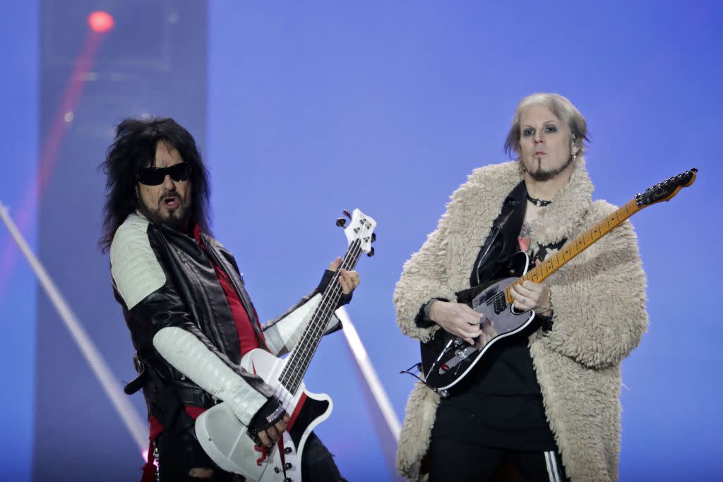  Nikki Sixx and John 5 performing live with Motley Crue 