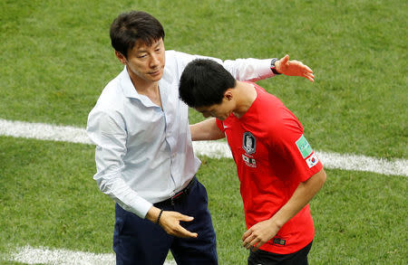 Soccer Football - World Cup - Group F - South Korea vs Mexico - Rostov Arena, Rostov-on-Don, Russia - June 23, 2018 South Korea's Ju Se-jong with coach Shin Tae-yong after being substituted REUTERS/Darren Staples