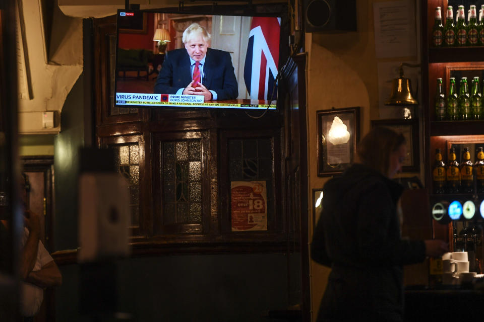 LONDON, ENGLAND - SEPTEMBER 22: People watch British Prime Minister Boris Johnson making a televised address to the nation inside the Westminster Arms pub on September 22, 2020 in London, England. The UK Prime Minister announced extra measures to combat the spread of Covid-19 cases in the House of Commons today. From Thursday face masks will become compulsory for bar staff, shop workers, waitering staff and taxi drivers. Office workers should work from home where possible and all pubs, bars and restaurants must offer table service only and close by 10pm.  (Photo by Peter Summers/Getty Images)