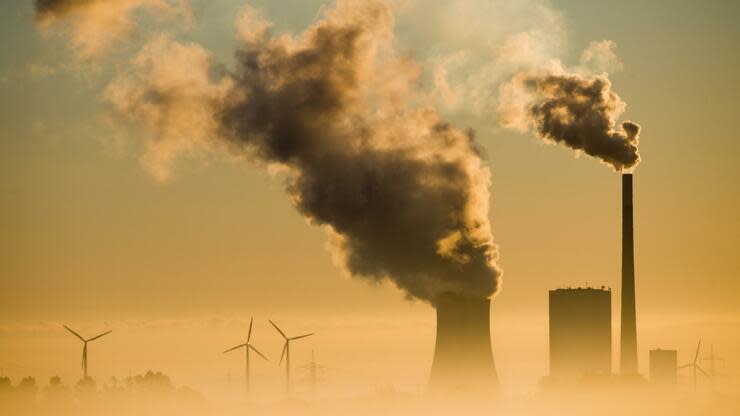 Das Kohlekraftwerk Mehrum und Windräder in Niedersachsen produzieren Strom. Foto: dpa