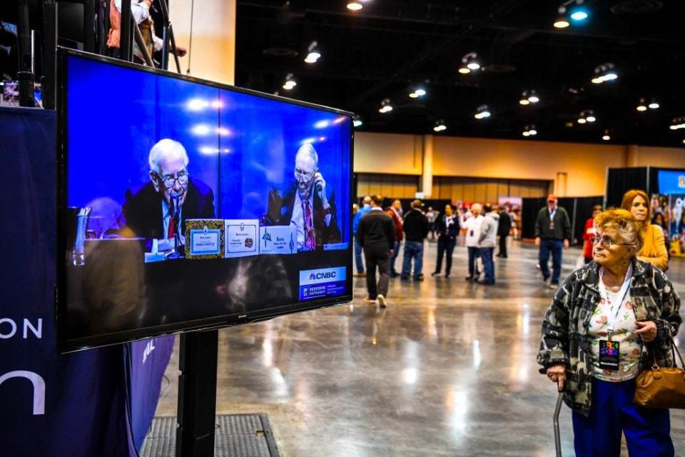 Warren Buffett (L) and Charlie Munger (R) at the Berkshire Hathaway Shareholders Meeting in Omaha, Nebraska on April 30, 2022. (Source: Getty)