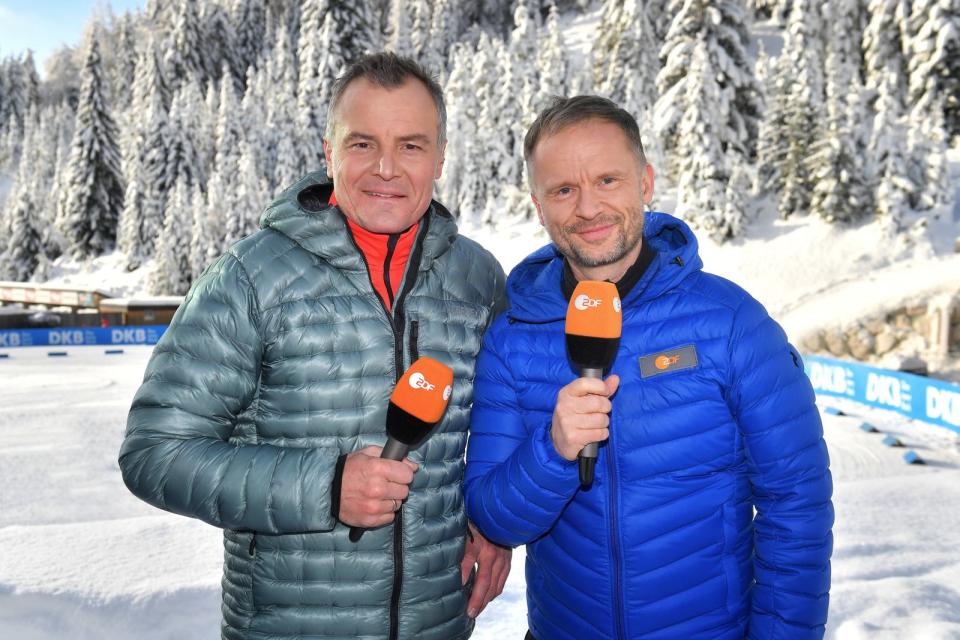 Sven Fischer (links) ist als Experte in Oberhof dabei, Alexander Ruda übernimmt die Moderation. (Bild: ZDF / Kerstin Joensson)