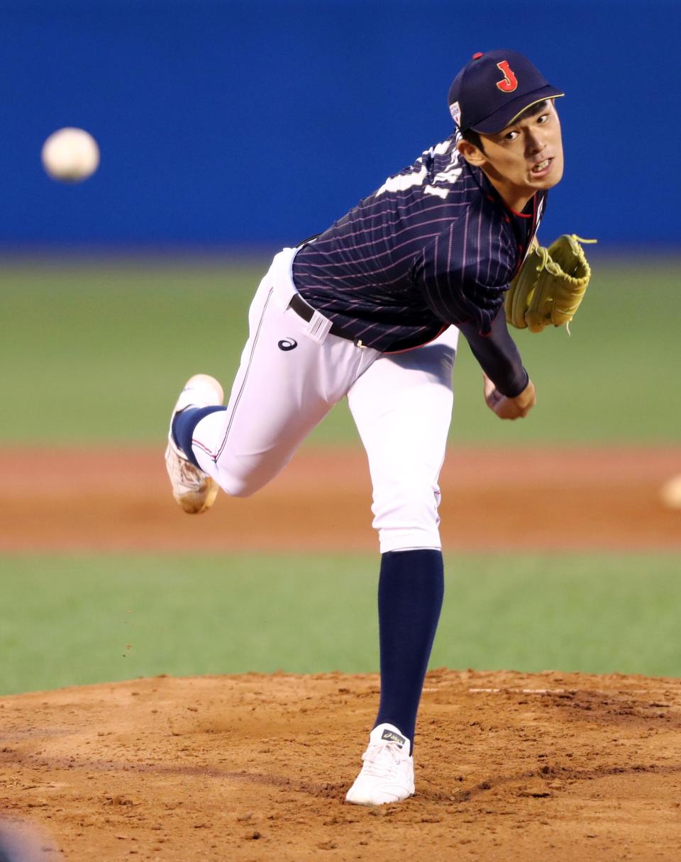 TOKYO, JAPAN - AUGUST 26: Roki Sasaki of Samurai Japan U-18 throws in the 1st inning during the game between Samurai Japan Collegiate and Samurai Japan U-18 at Meiji Jingu Stadium on August 26, 2019 in Tokyo, Japan. (Photo by Sports Nippon/Getty Images)