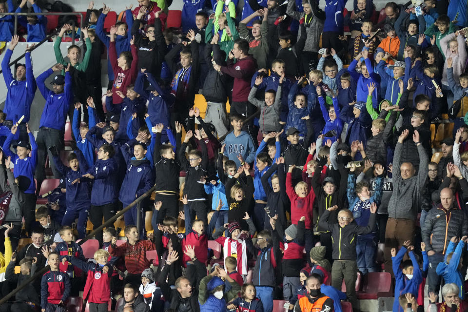 Un grupo de niños observa el partido entre el Sparta de Praga y los Rangers de Escocia, en la Liga Europa, el jueves 30 de septiembre de 2021 (AP Foto/Petr David Josek)