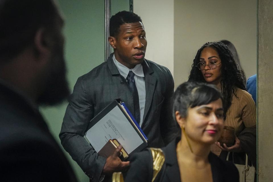 Jonathan Majors, top center, returns to court after a lunch break in his domestic assault trial, Tuesday, Dec. 5, 2023, in New York. (AP Photo/Bebeto Matthews) (Copyright 2023 The Associated Press. All rights reserved.)