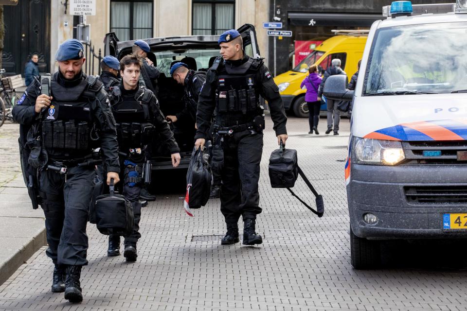 UTR06. LA HAYA (HOLANDA), 18/03/2019.- Varios efectivos de la policía militar llegan para asegurar el perímetro del Binnenhof, el complejo del Parlamento, en La Haya (Holanda), este lunes, después del tiroteo registrado en la plaza 24 de Octubre de Utrecht. La Policía holandesa ha confirmado que el tiroteo ocurrido en Utrecht es un "posible" acto terrorista y asegura que la investigación está en marcha. EFE/ Niels Wenstedt