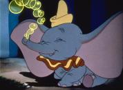 Basierend auf einer zwei Jahre zuvor veröffentlichten Geschichte, drehte Disney 1941 "Dumbo". Obwohl der Film einige rassistische Klischees bedient, begeistert der Elefant mit den riesigen Ohren, die ihn fliegen lassen, noch heute. Weil "Dumbo" verhältnismäßig günstig produziert wurde, war er ein großer finanzieller Erfolg für Disney. (Bild: Disney)