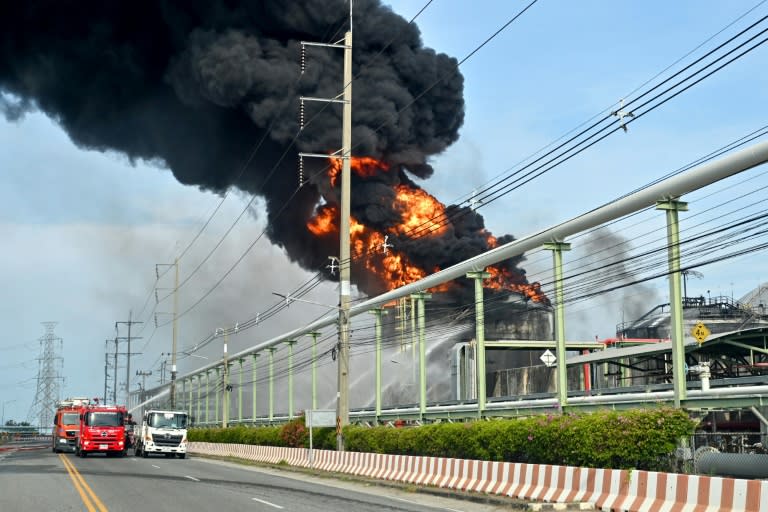 Des pompiers luttent contre un incendie dans un réservoir de stockage de gaz au port industriel de Maptaphut, dans la province de Rayong, le 9 mai 2024 en Thaïlande (James WILSON)