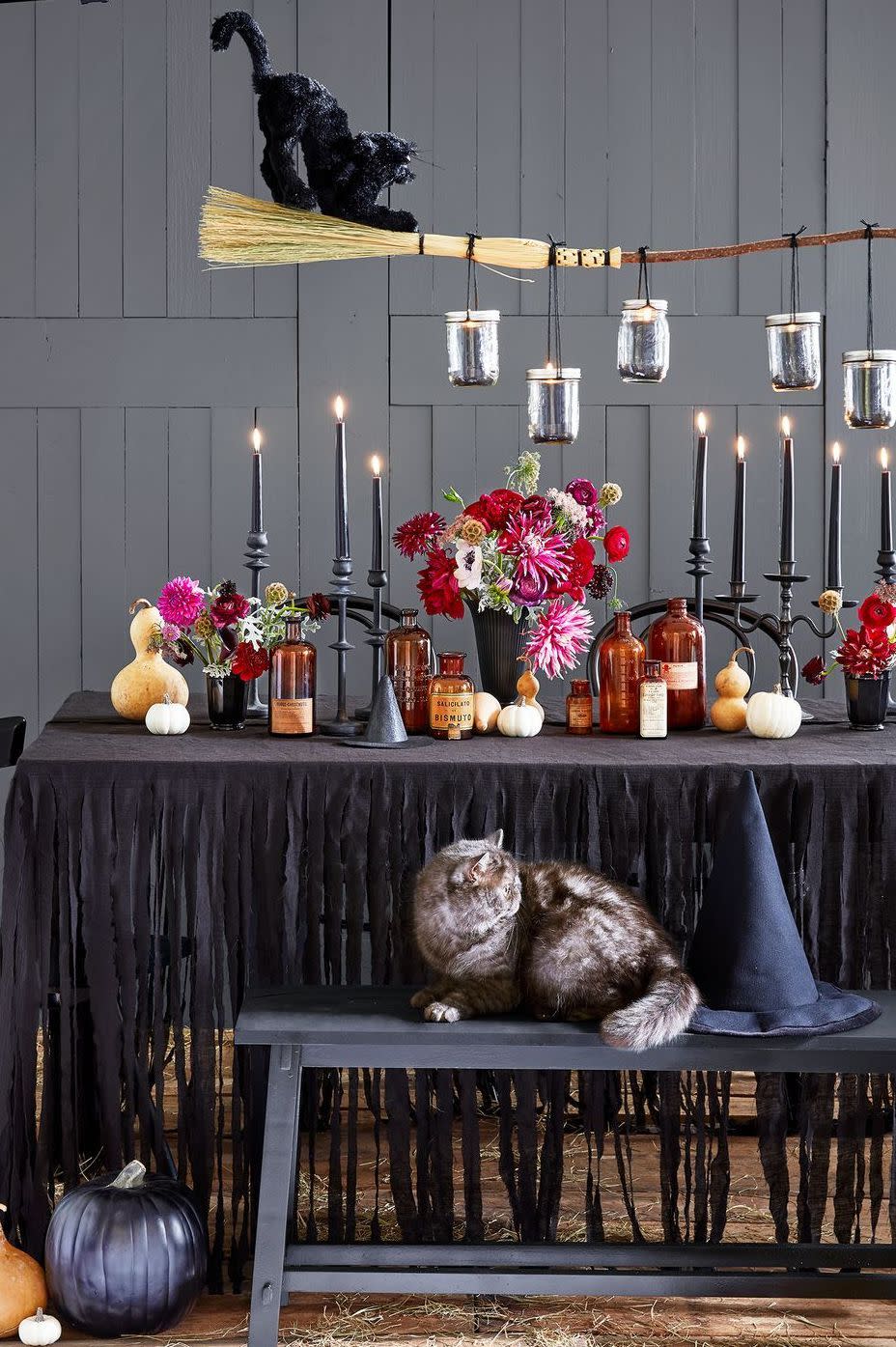 40 Chic and Spooky Halloween Table Decorations for DIY Lovers