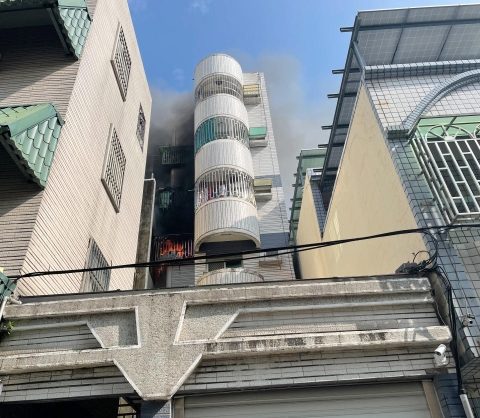 安豐三街一棟六樓公寓四樓陽台二十六日上午失火冒出大量濃煙。（民眾提供）