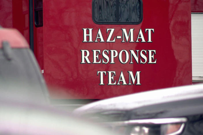 یک خودروی تیم واکنش Haz-Mat در صحنه در آپارتمان‌های سالمندان برایتون تاورز در 1 مارس 2023. (WSTM)