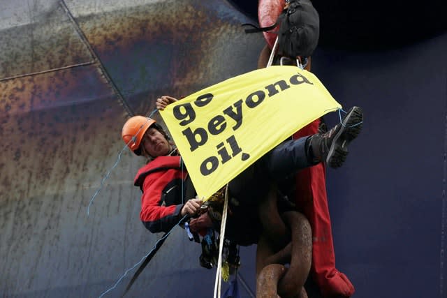Greenpeace duo attempt to halt oil drill ship