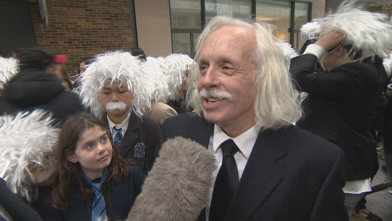 World record set in Toronto for largest group dressed as Albert Einstein