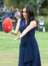 <p>So hat in der Geschichte des australischen Football den Sport sicher noch niemand ausprobiert: im Designer-Dress (dieses marineblaue Kleid stammt von Dion Lee), mit High Heels und noch dazu schwanger. Kurz nachdem die Schwangerschaft von Herzogin Meghan bekanntgegeben wurde, machte sie sich zusammen mit Ehemann Harry auf große Australien-Tour und scheut sich dort nicht, die lokale Variante des Football gleich selbst auszuprobieren. (Bild: Splash News) </p>