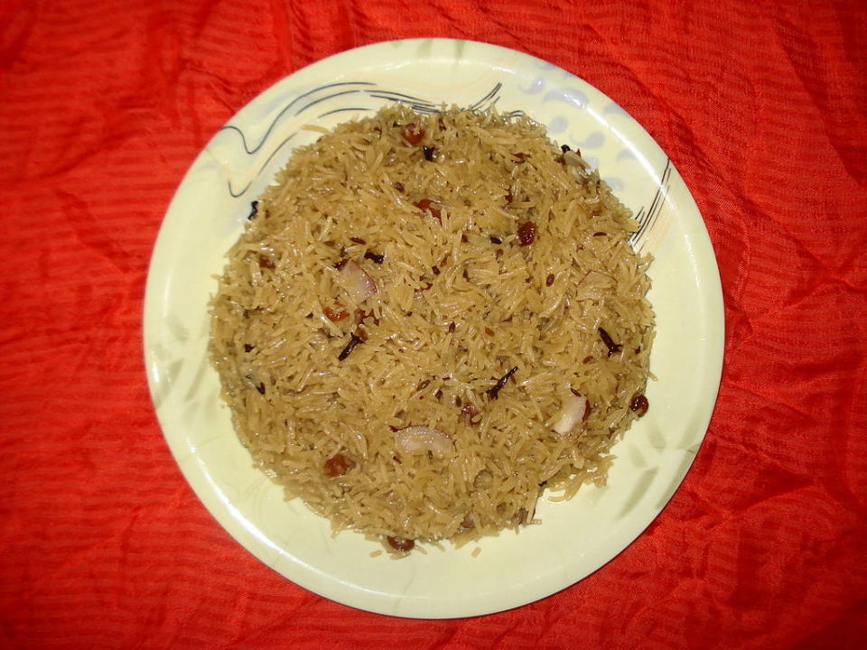 <p>Jaggery and rice are the main ingredients of this dish combined with cardamoms, cloves, bay leaves and raisins. The dish is fairly simple to make. Bring the water to a boil and add some rice, cloves and cardamoms. Allow the rice to cook. Drain the rice once cooked in a colander. Put a heavy bottomed pan on flame. Add ghee, cardamoms, cloves, bay leaves, rice and mix well. Lower the heat and mix in the jaggery. Stir for a couple of minutes till cooked. Sprinkle some raisins on top. “Creative Commons Gur Kay Chawal” by Miansari66 is licensed under CC BY 1.0 </p>