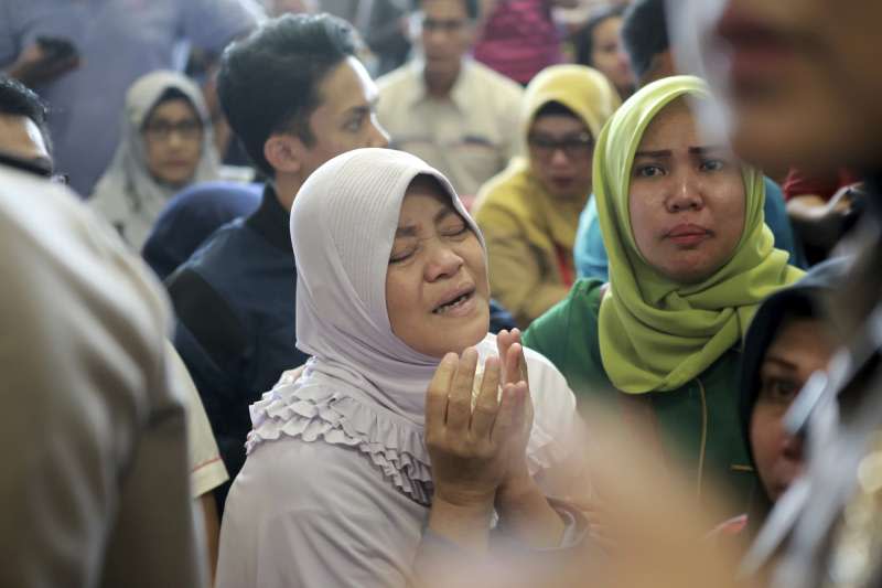 2018年10月29日，一架印尼獅子航空（Lion Air）班機從雅加達機場起飛之後墜毀，乘客家屬焦急悲慟（AP）