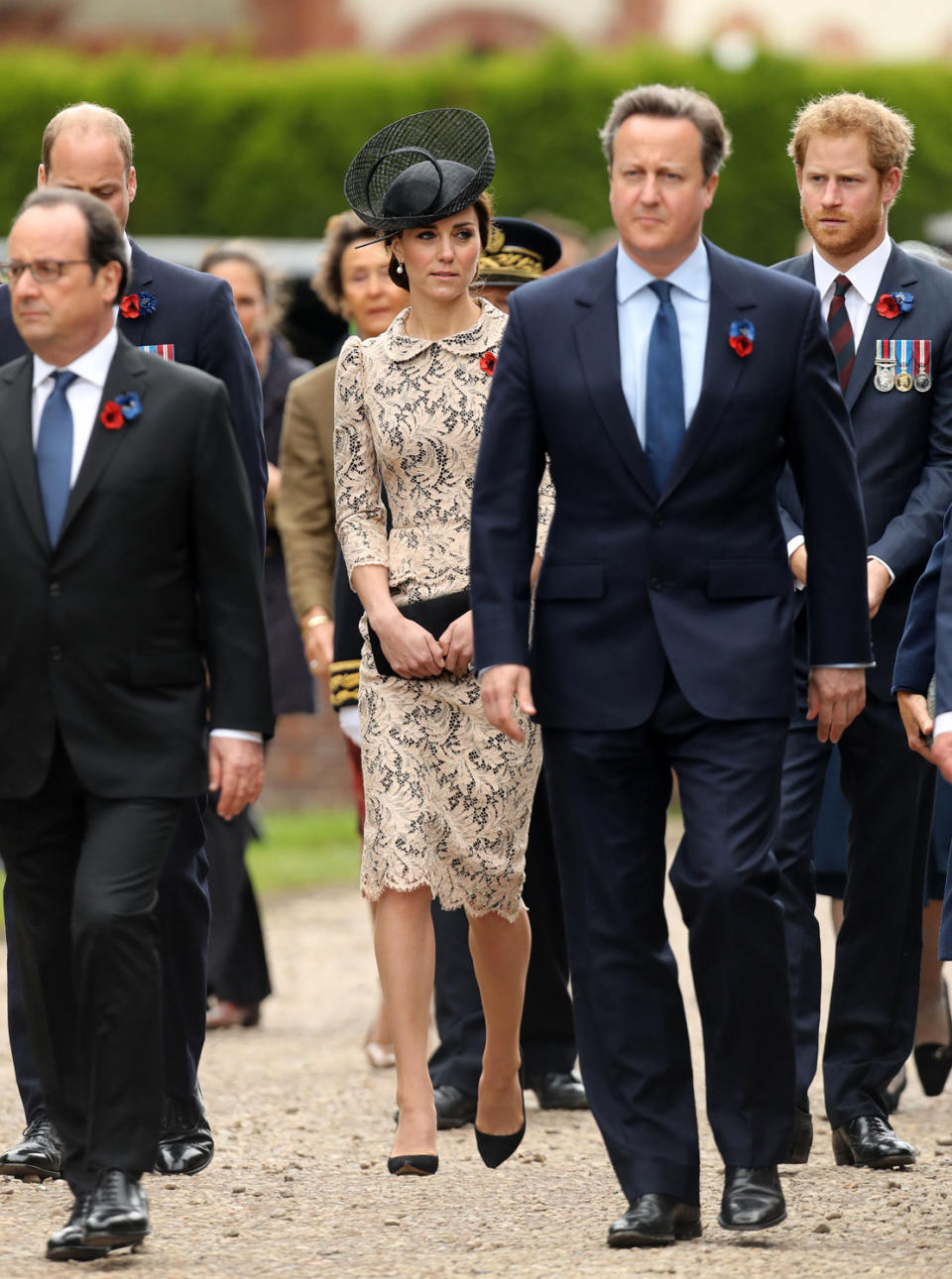 <p>Herzogin Kate ist umringt von wichtigen Männern – dem französischen Präsidenten Hollande, dem britischen Premierminister Cameron, ihrem Mann Prinz William und ihrem Schwager Prinz Harry. Die Macht der Vier scheint sie zu beflügeln. Auf dem Foto wirkt es, als würde Kate den Boden unter ihren Füßen gar nicht berühren und engelsgleich schweben. </p><p><i>Bild: ddp </i></p>