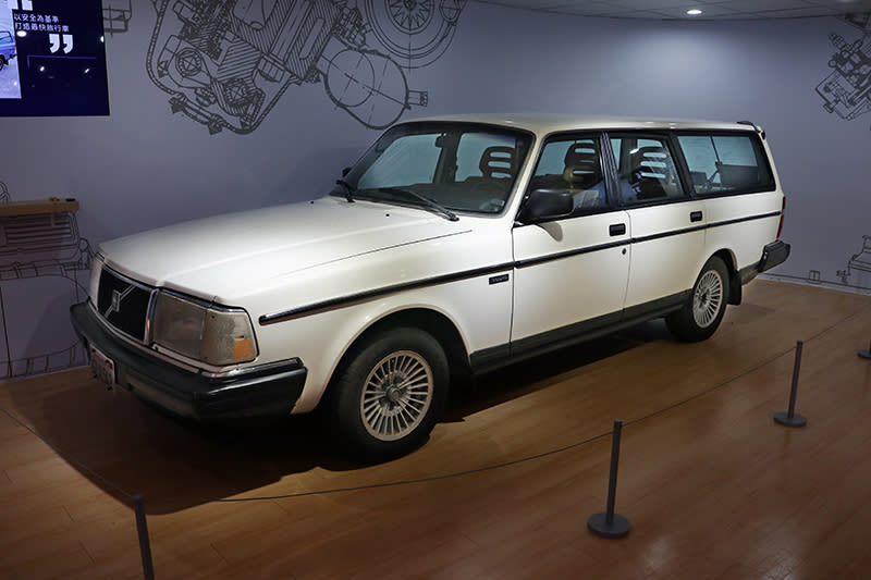 Volvo 245 (1974)