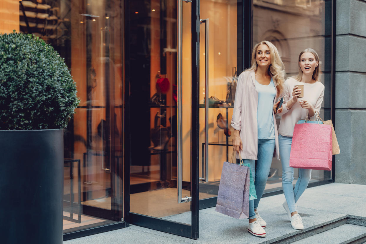 Mütter gehen gerne mit ihren Töchtern shoppen (Symbolbild: Getty Images)