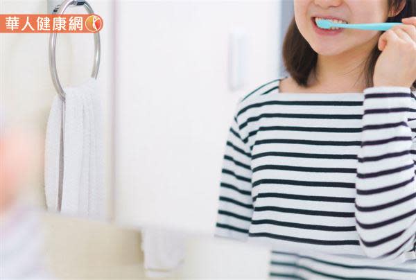 趙國翔醫師也提醒，如果民眾已有牙齦萎縮和牙根裸露的問題，那麼在刷牙的力道上更要多加注意！建議可以以分段方式來刷牙，先刷牙冠，再刷牙根表面，力道盡量放輕，以免造成牙根表面磨耗以及牙齦進一步萎縮。
