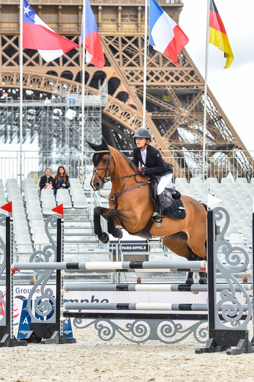 Mary-Kate Olsen devant la tour Eiffel