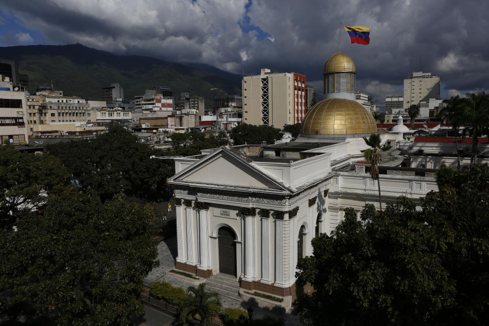 ARCHIVO - En esta fotografía de archivo del 6 de enero de 2020 se ve el edificio de la Asamblea Nacional en Caracas, Venezuela. (AP Foto/Andrea Hernández Briceño, archivo)