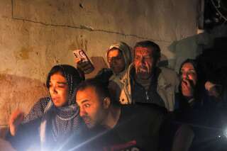 À Rafah (bande de Gaza), le 7 mai 2024. Des membres d’une famille palestinienne dans l’angoisse près de l’un des leurs, blessé après une frappe israélienne et pris en charge par les secours.. PHOTO AFP