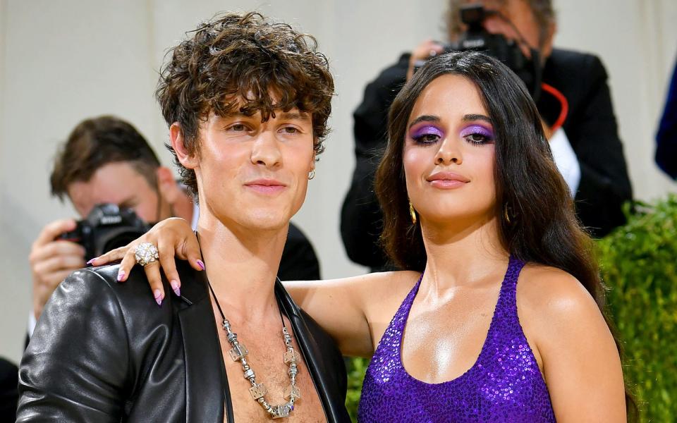 Zwei Jahre lang galten Shawn Mendes und Camila Cabello als das Traumpaar der Musikszene: Im November gab das Paar, das 2019 gemeinsam mit dem Hit "Señorita" weltweit die Charts stürmte, das Ende ihrer Beziehung bekannt. Menschlich sei die Liebe größer als jemals zuvor, sagten beide, man wolle wieder befreundet sein wie früher. (Bild: Jeff Kravitz/FilmMagic/Getty Images)