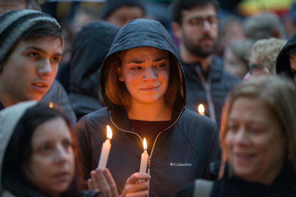 People mourn the loss of life as they hold a vigil for the victims of Pittsburgh synagogue shooting in Pittsburgh, Pennsylvania, on Oct. 27, 2018. (Reuters)