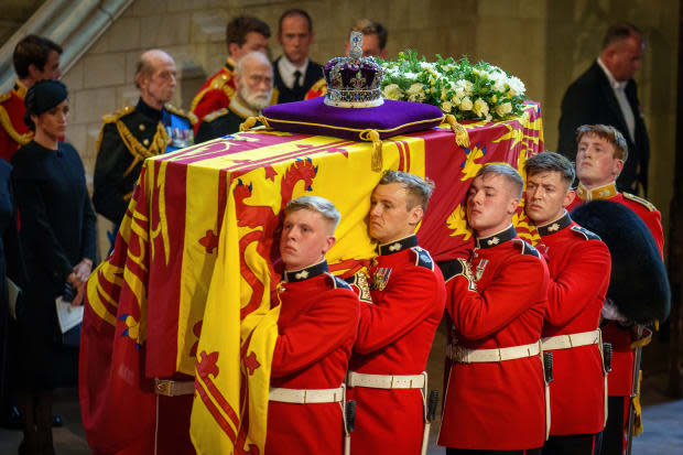 The coffin of Queen Elizabeth II is carried into The Palace of Westminster <p><a href="https://www.gettyimages.com/detail/1423904789" rel="nofollow noopener" target="_blank" data-ylk="slk:Christopher Furlong/Getty Images;elm:context_link;itc:0;sec:content-canvas" class="link ">Christopher Furlong/Getty Images</a></p>